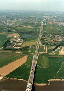 847390 Luchtfoto van de A2 met onder de Lekbrug over de Lek bij Vianen, uit het zuiden. Rechts de ...